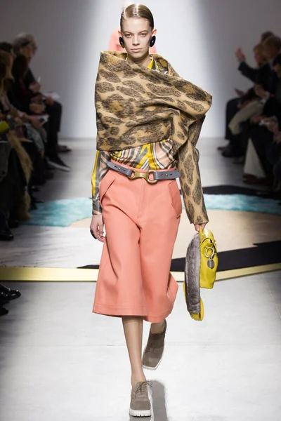 Look 16